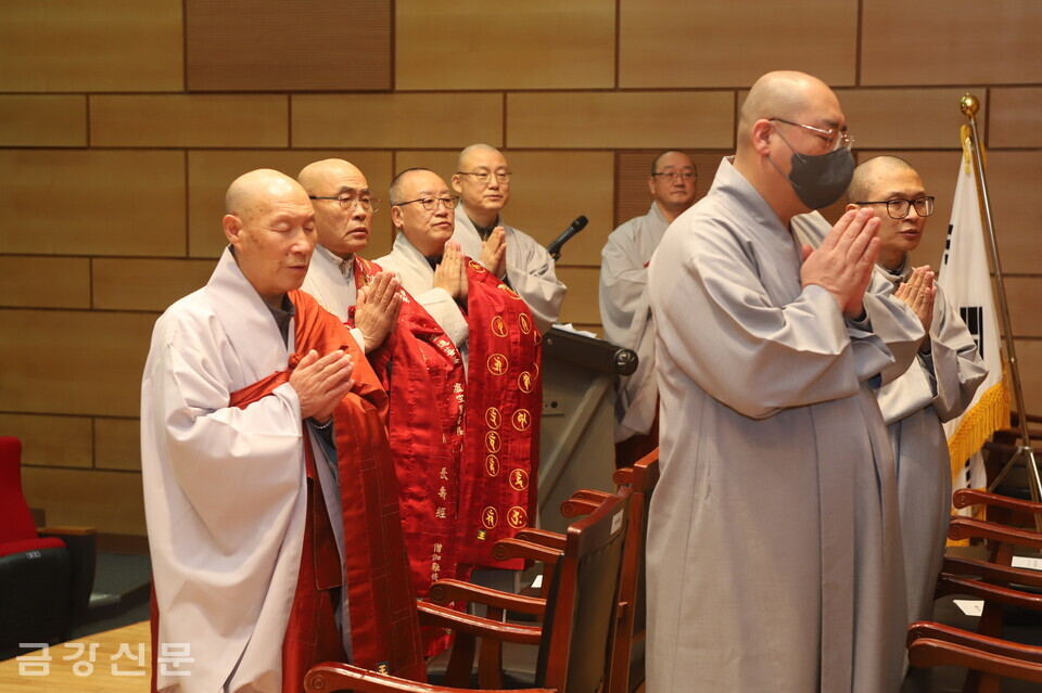 시무식에 참석한 스님과 교직원이 삼귀의례를 하고 있다.