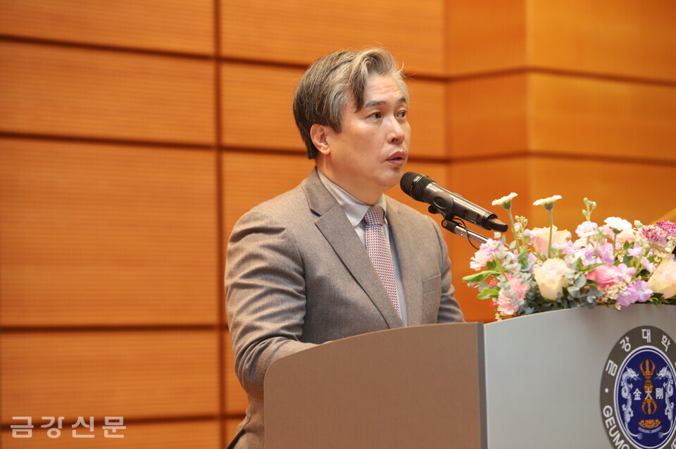 서문성 금강대학교 총장 직무대행이 신년사를 하고 있다.