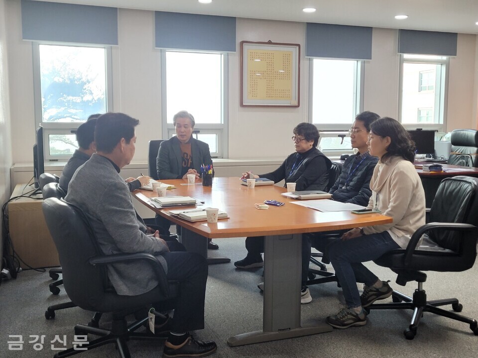 서문성 총장직무대행이 1월 4일 오후 총장실에서 교직원들과 회의를 하고 있다.