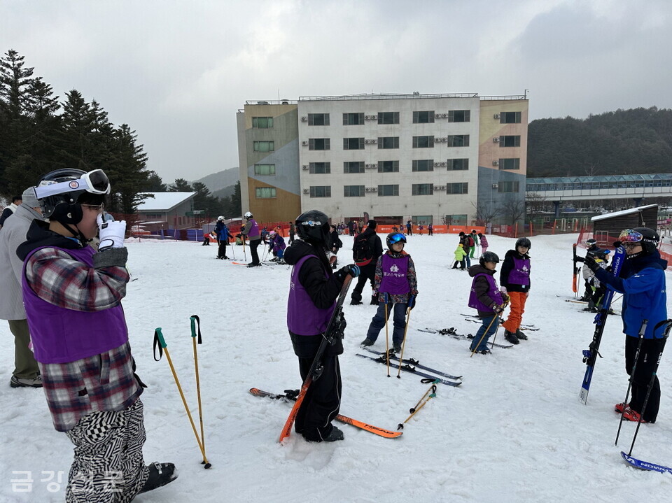 스키를 배우고 있는 참가자들.