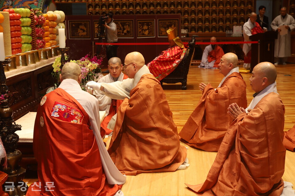 한국불교종단협의회장 진우 스님과 조계종 스님들이 헌향하고 있다.