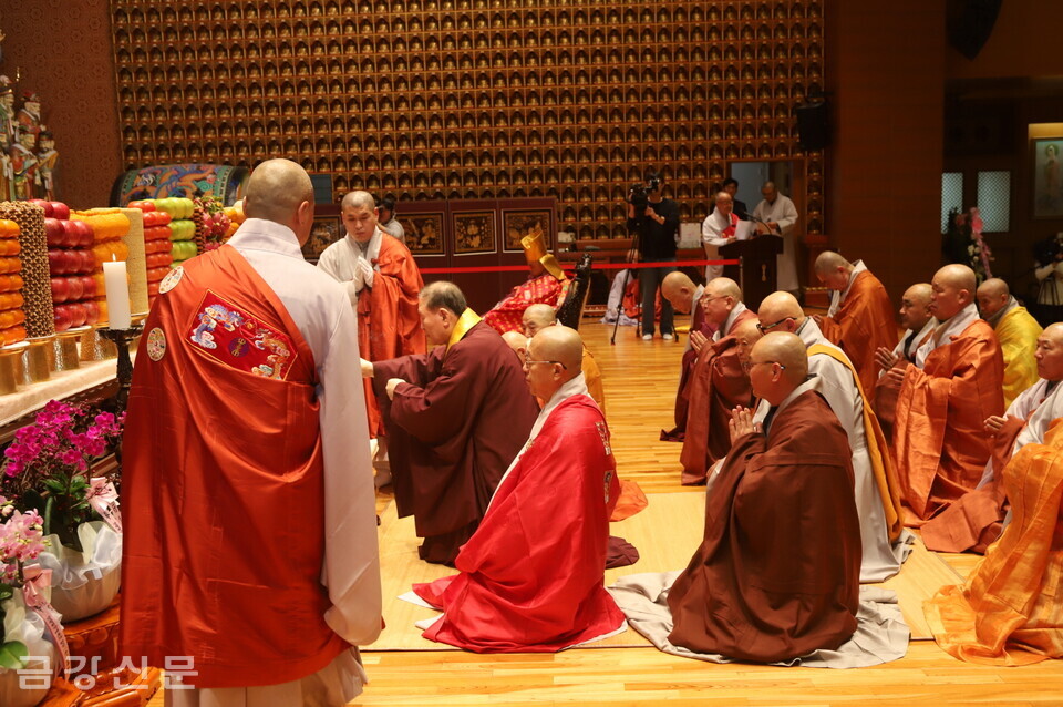 불교계 각 종단 총무원장(통리원장) 스님(정사)들이 헌향하고 있다.