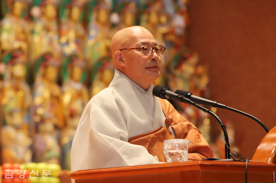 한국불교종단협의회장 진우 스님이 축사하고 있다.