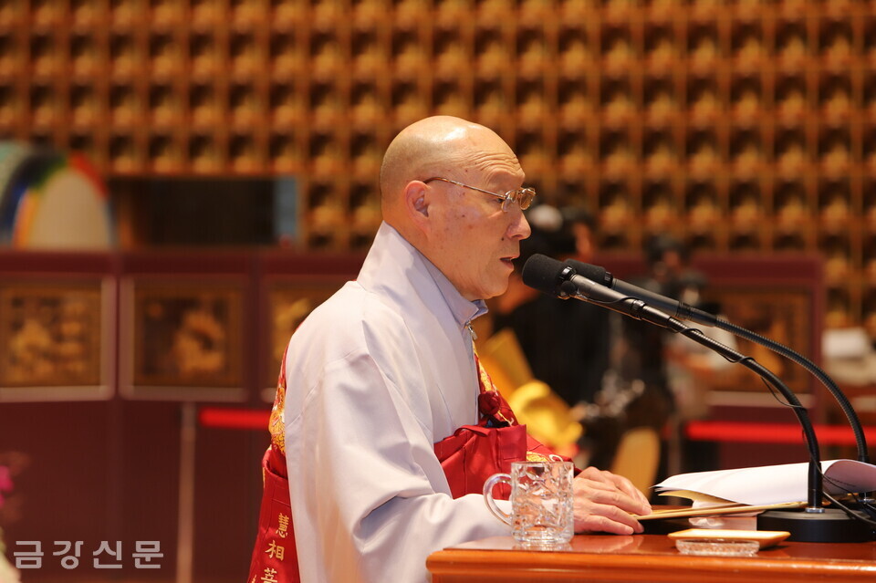 총무원장 덕수 스님이 상월원각대조사 탄신 112주년 기념대법회에서 봉축사를 하고 있다.