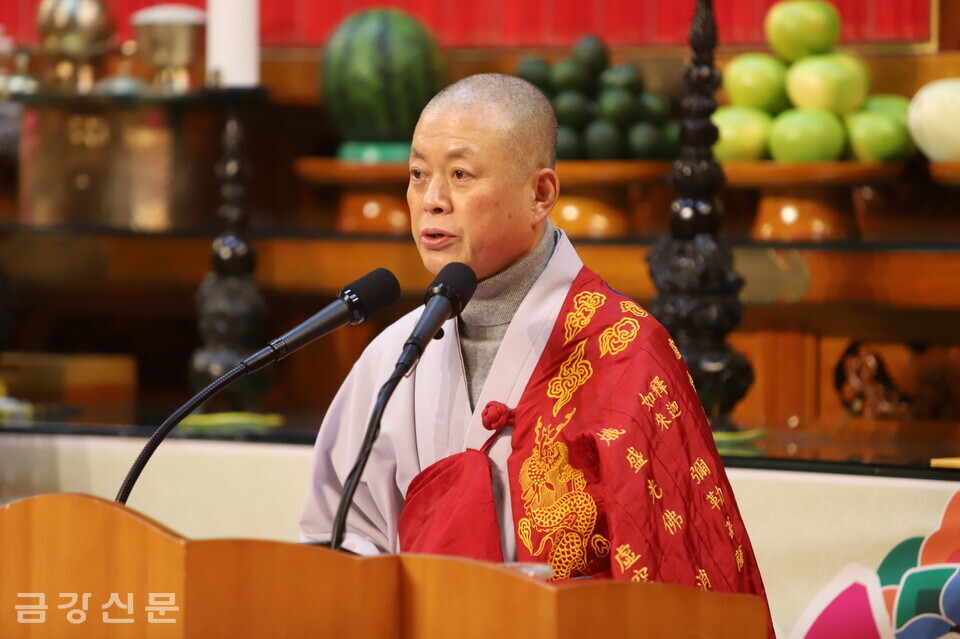 종의회의장 세운 스님이 기념사를 하고 있다.