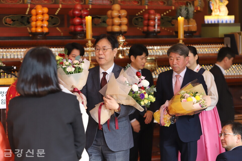이관섭 대통령실불자회장이 취임 축하 꽃다발을 받고 있다.