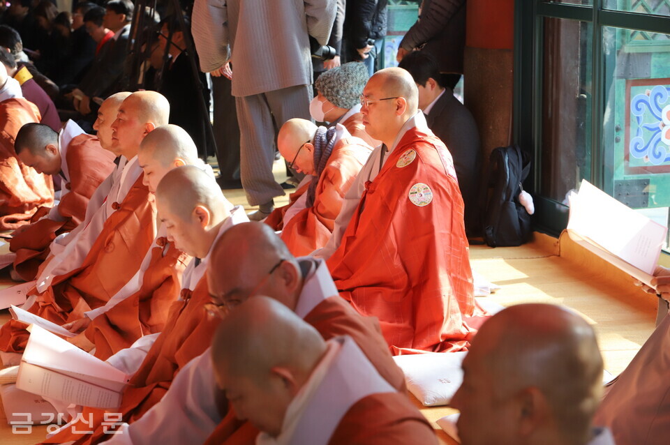취임법회에는 천태종 총무원 교육부장 성해 스님 등 여러 종단 스님들이 참석했다.