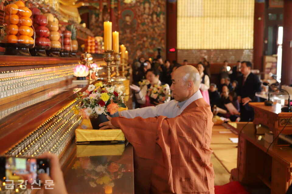 의성 고운사 주지 등운 스님, 황상무 대통령실 시민사회수석부시관 등이 부처님전에 헌화하고 있다.