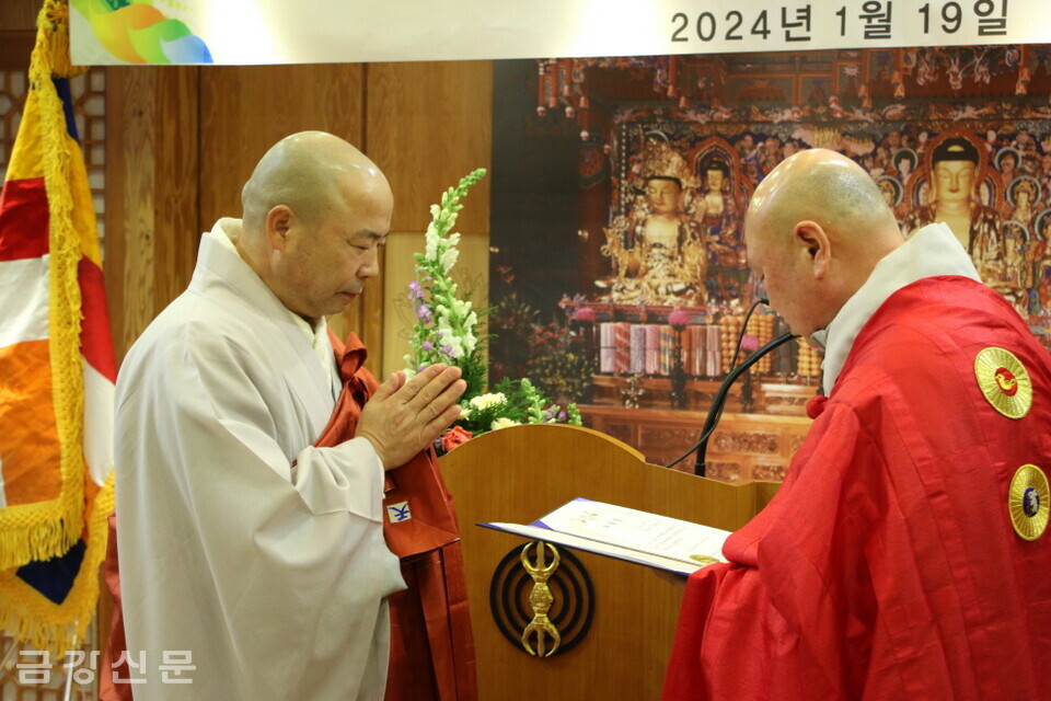 진철 스님이 명예회장 도원 스님으로부터 추대장을 받았다. 