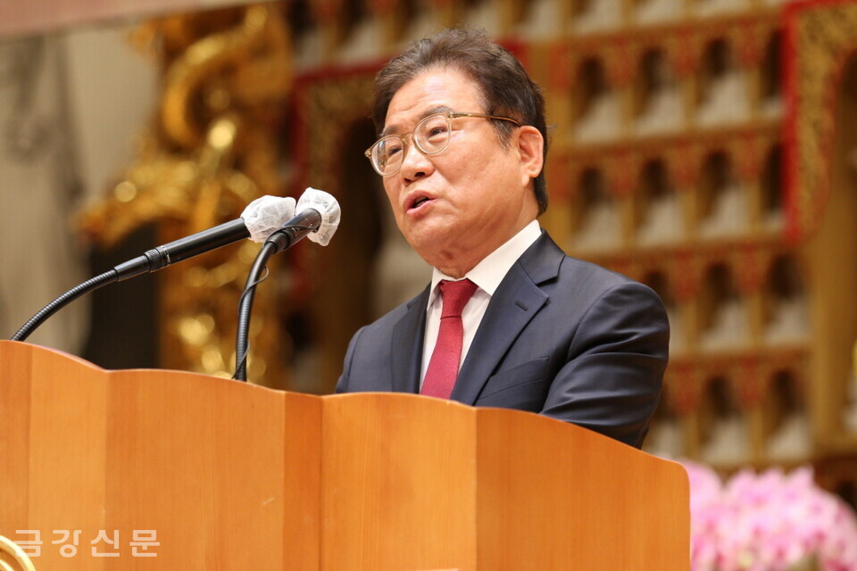 김상태 관문사 신도회부회장이 김형동 회장의 약력을 소개하고 있다. 