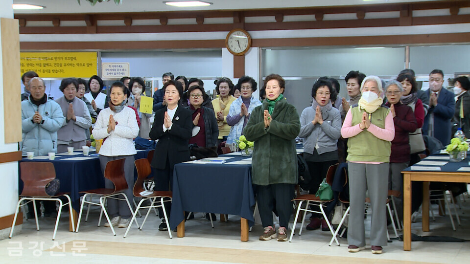 서울금불대 총동문회 회원들이 합장하고 있다.
