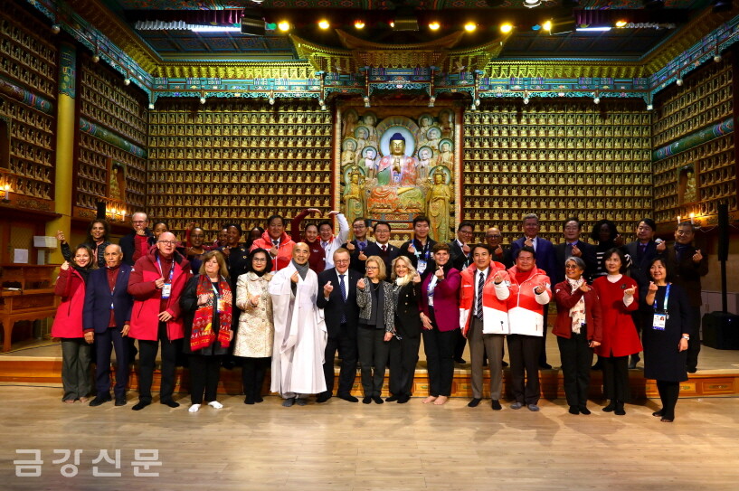한국불교문화사업단은 1월 24일 평창 월정사에서 IOC 관계자와  국내 주요 관계자들을 대상으로 ‘사찰음식 만찬행사’를 진행했다.