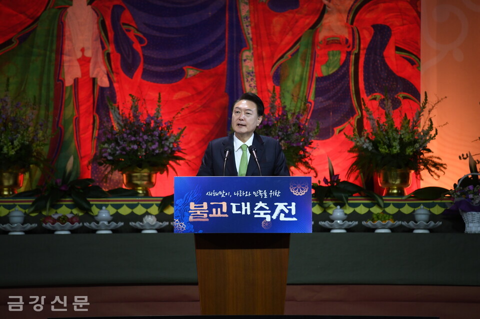 윤석열 대통령이 축사하고 있다. 〈사진=공동취재단〉