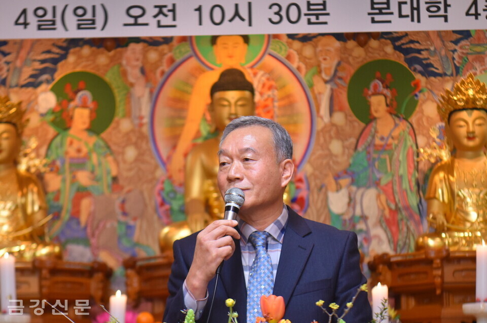 김인석 총동문회장이 축사를 하고 있다.
