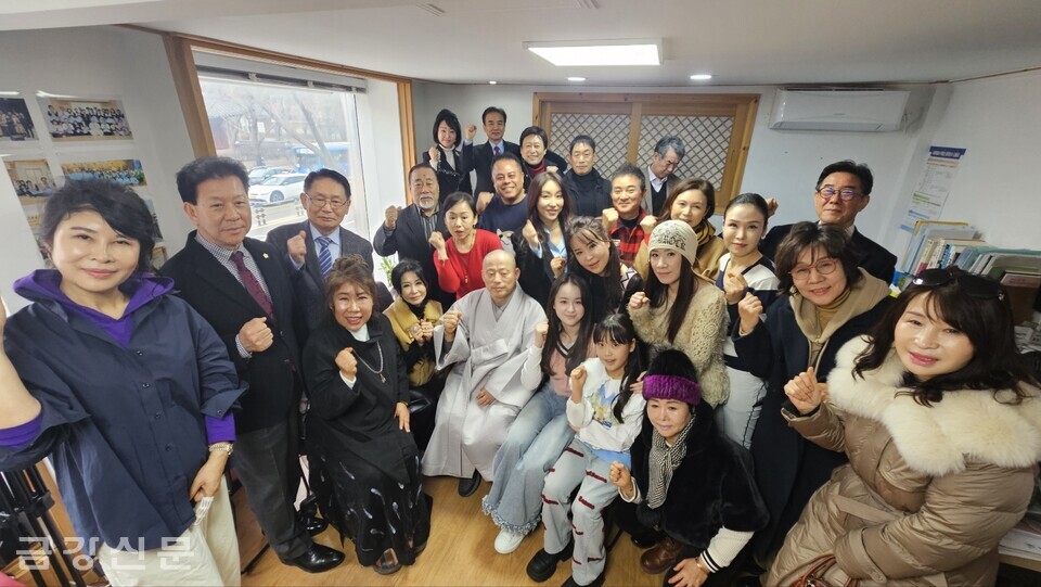 조계종 연예인전법단은 2월 6일 오후 2시 서울 종로구 우정국로 58-1에 위치한 사무실에서 개소식을 진행했다.
