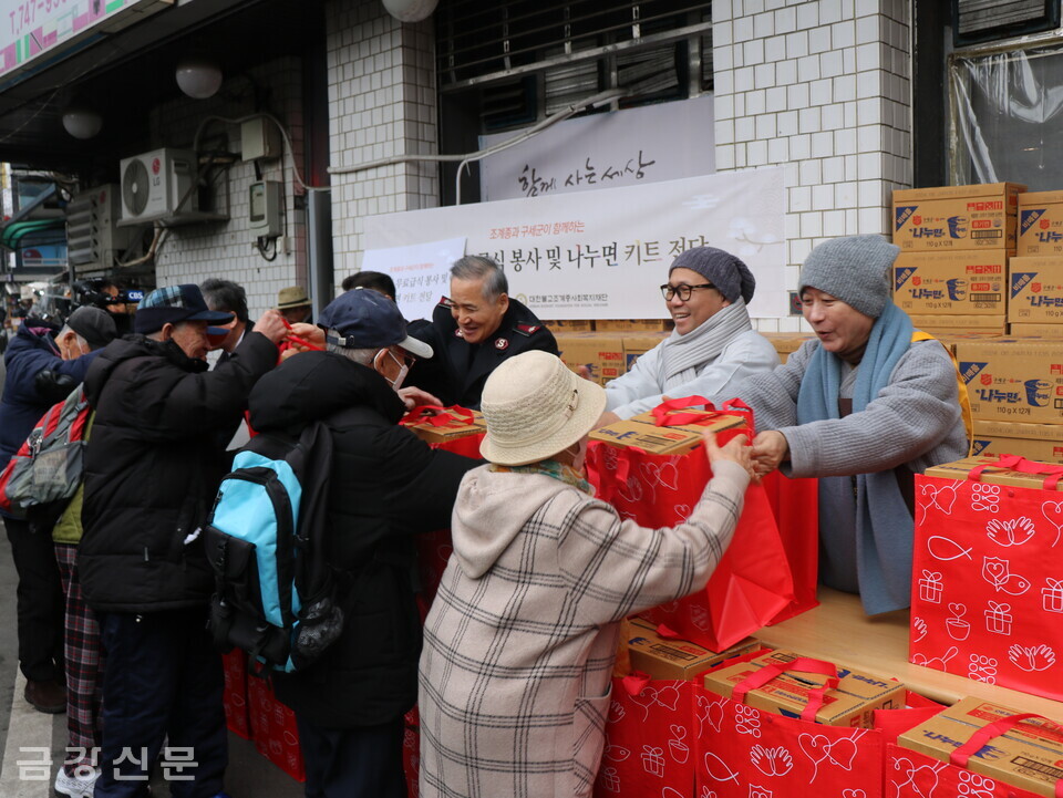 전달식 후 덕운 스님과 김병운 서기장관 등은 어르신들에게 직접 나누면을 나눠주며 새해 덕담을 건넸다.