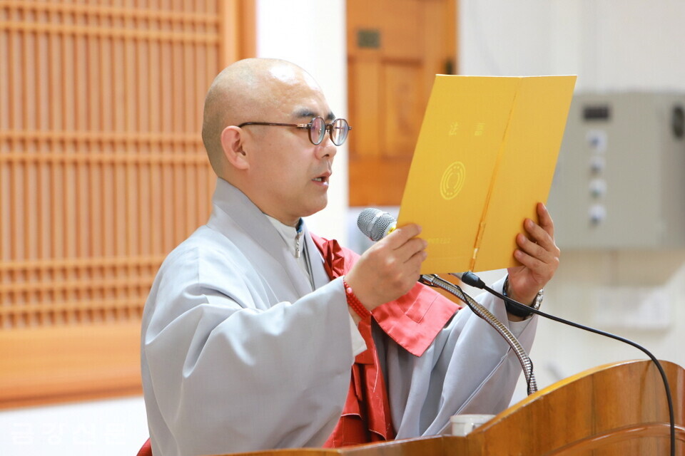 포교국장 범산 스님이 상월원각대조사 법어를 봉독하고 있다. 