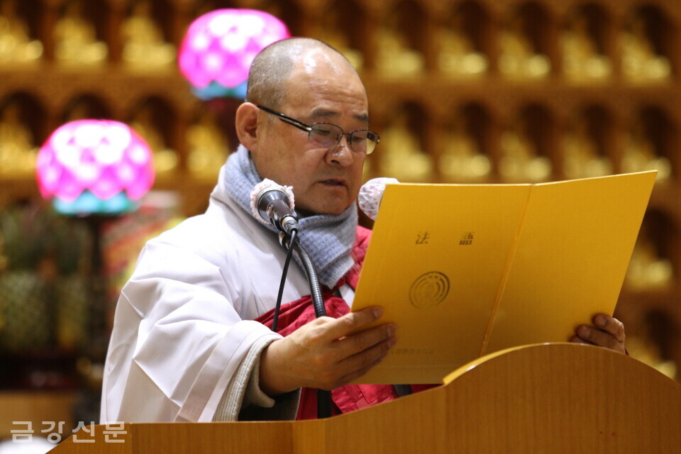 부산 삼광사 주지 영제 스님이 상월원각대조사 법어를 봉독하고 있다. 