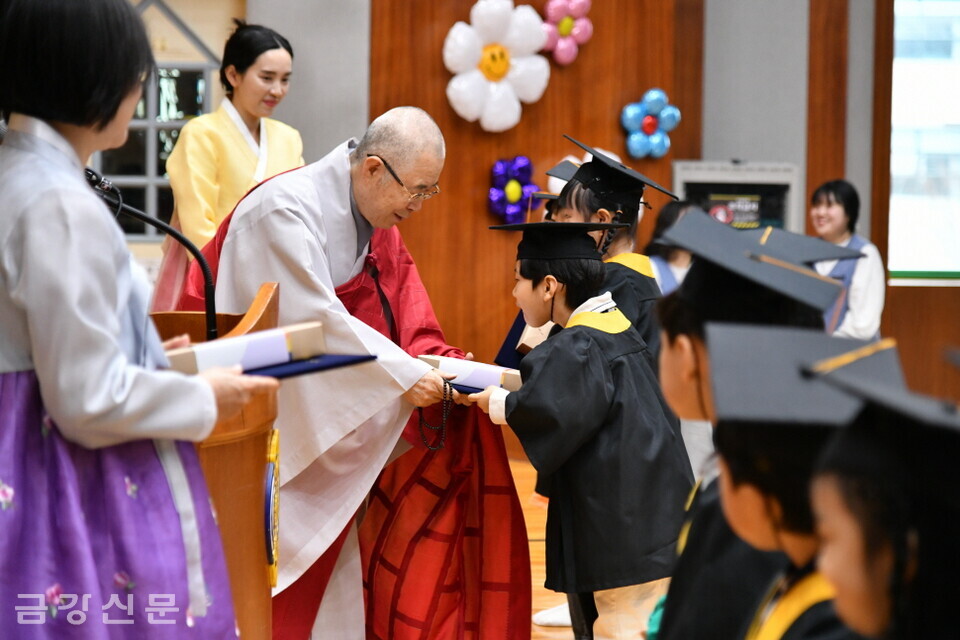 춘광 스님이 졸업생에게 졸업증서와 선물을 수여하고 있다. 