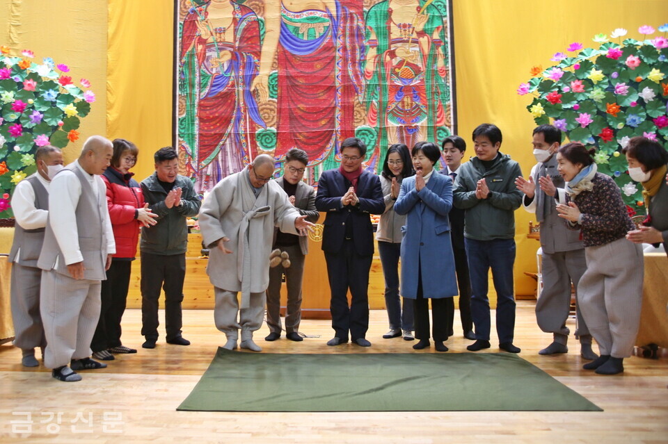 삼광사는 2월 24일 지관전에서 정월대보름 맞이 척사대회를 개최했다. 주지 영제 스님이 시윷을 하고 있다.