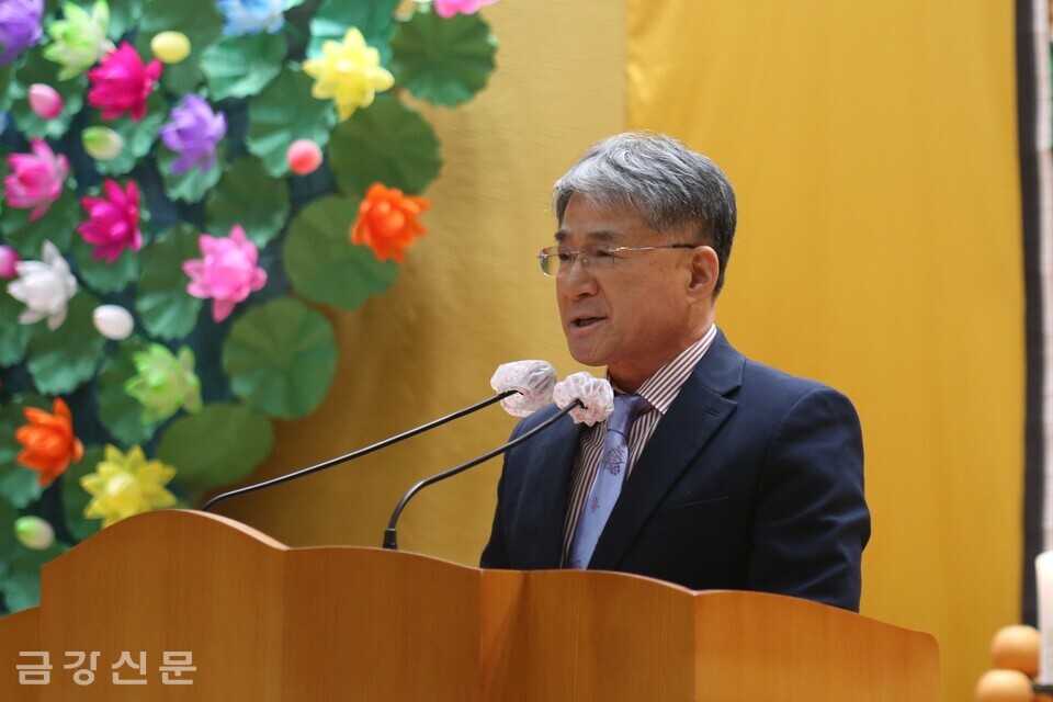 김차수 부산금강불교대학 총동문회장이 축사하고 있다.