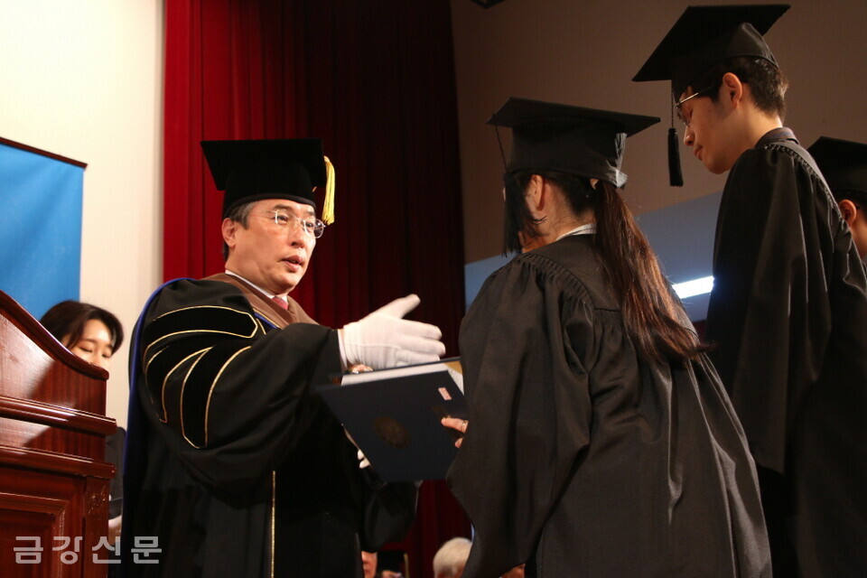 서문성 총장직무대행이 졸업생에게 축하인사를 하고 있다. 