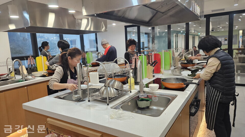 천태종복지재단 산하 강동구1인가구지원센터는 2월 24일 센터 스마트 공유부엌에서 정월대보름 음식을 손수 조리해보는 ‘절기 요리 프로그램’을 진행했다.