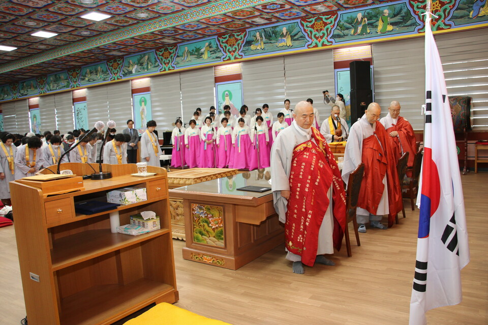 대성사 주지 도원 스님과 내빈들이 삼일절 기념법회에서 묵념을 하고 있다.