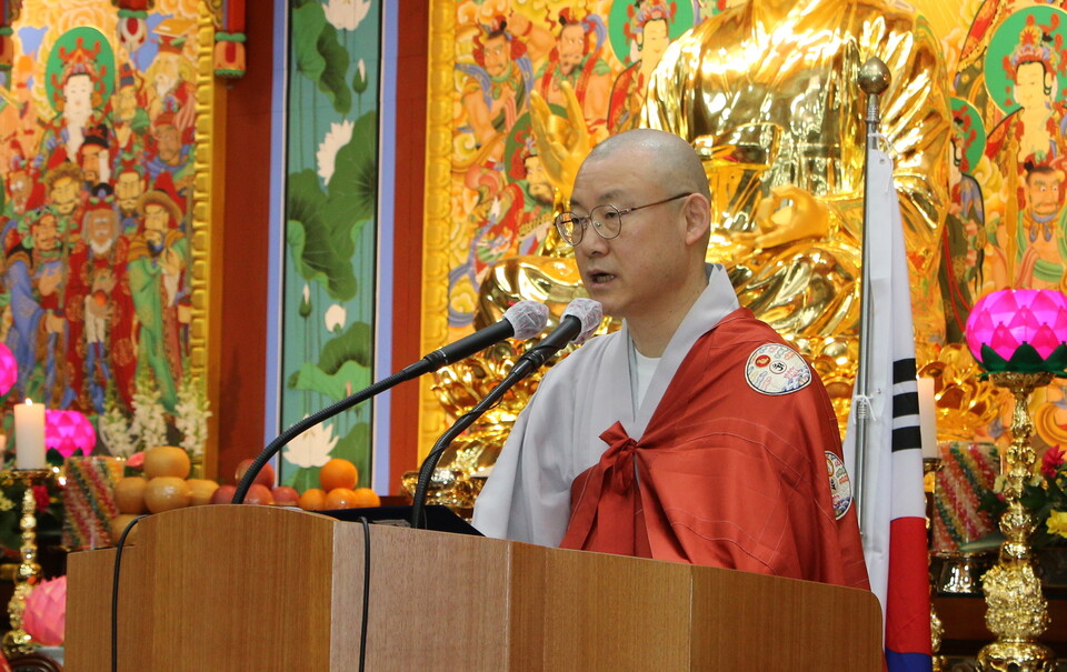 대성사 삼일절 기념법회에서 총무원장 덕수 스님의 기념사를 교무부장 도웅 스님이 대독하고 있다.
