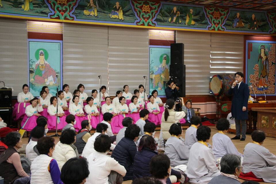 정우진 씨가 축가로 삼일절의 노래를 부르고 있다.