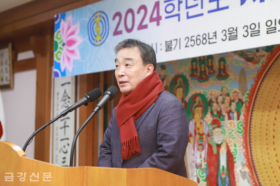 윤성이 전 동국대 총장이 축사를 하고 있다.