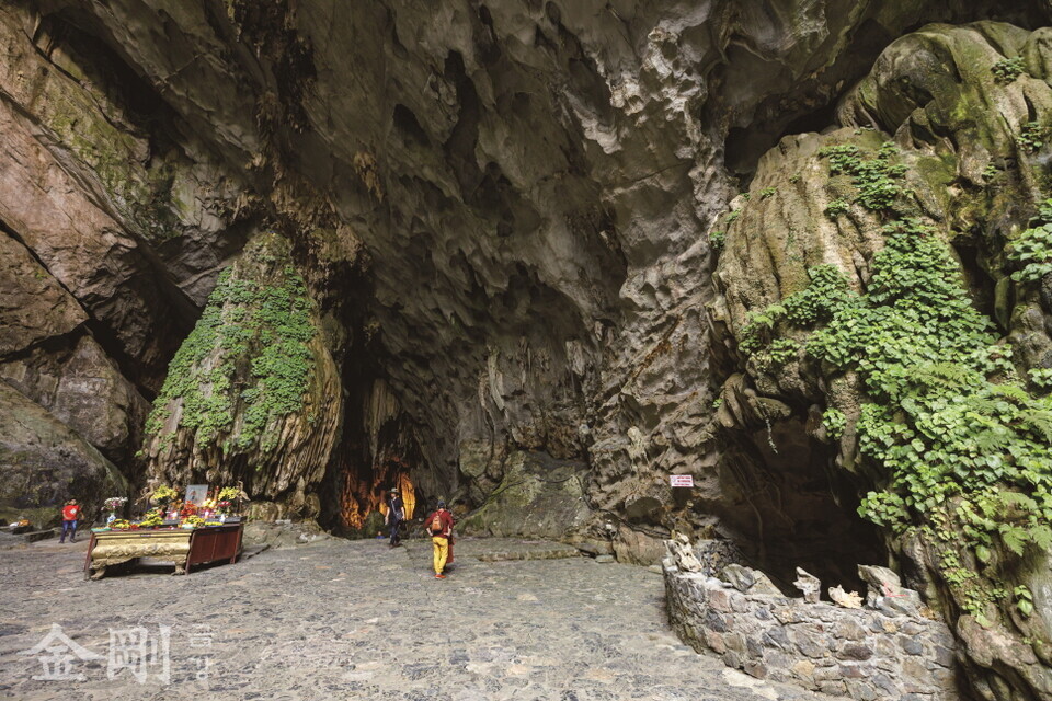 디우 티엔 공주가 9년간 수행해 관음보살이 되었다고 전하는 흐엉틱 동굴의 입구. 용의 목젖 부분에 해당하는 커다란 종유석 아래에 제단이 차려져 있다. ⓒGettyimagesBank