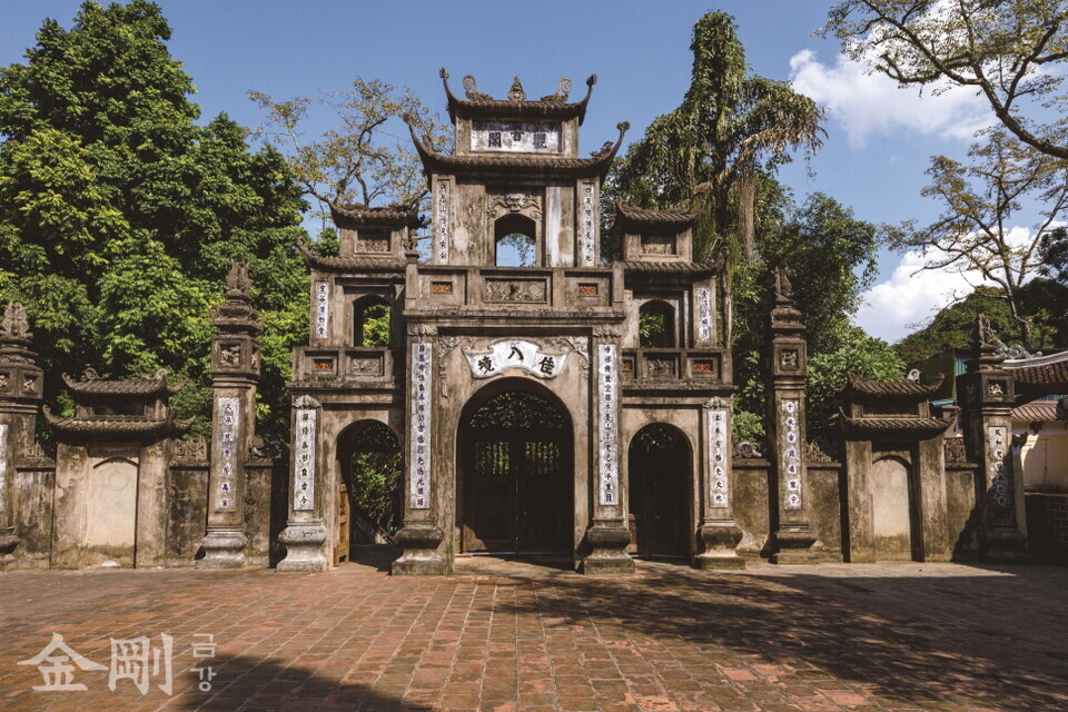 흐엉 사원 단지를 구성하는 사찰 중 하나인 티엔루(Thien Tru) 탑의 문. ⓒGettyimagesBank