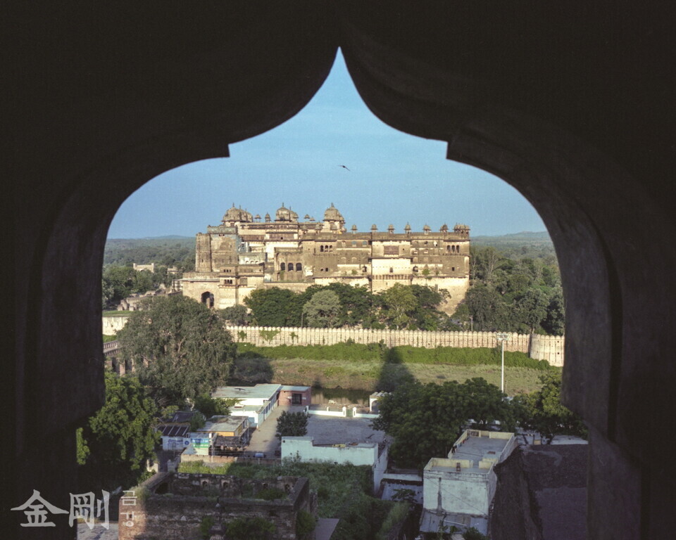 인도 궁전의 화려함은 가히 상상조차 힘들다. 미로처럼 넓고 큰 방이 끝도 없이 이어진다. 