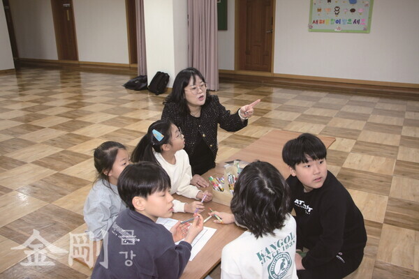 금민경 책임교사는 해동사 금강유치원 입사를 계기로 어린이회와 인연을 맺었다. 아이들에게 프로그램을 설명하고 있는 금민경 교사. 