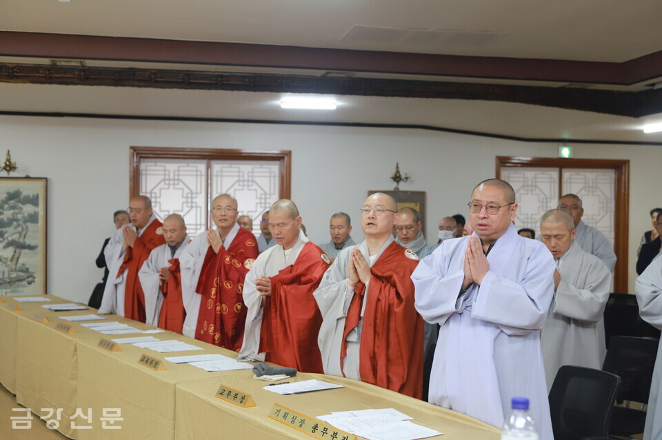 종의회에 참석한 스님들이 삼귀의를 하고 있다.
