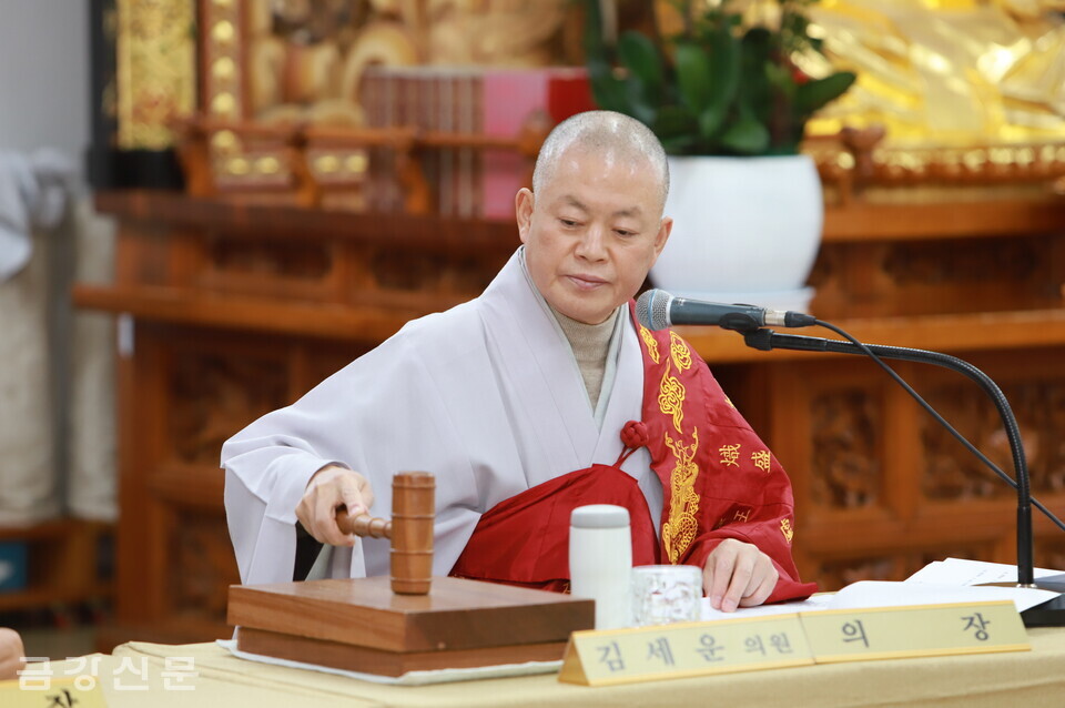 종의회의장 세운 스님이 제124차 정기종의회에서 의사봉을 두드리고 있다.