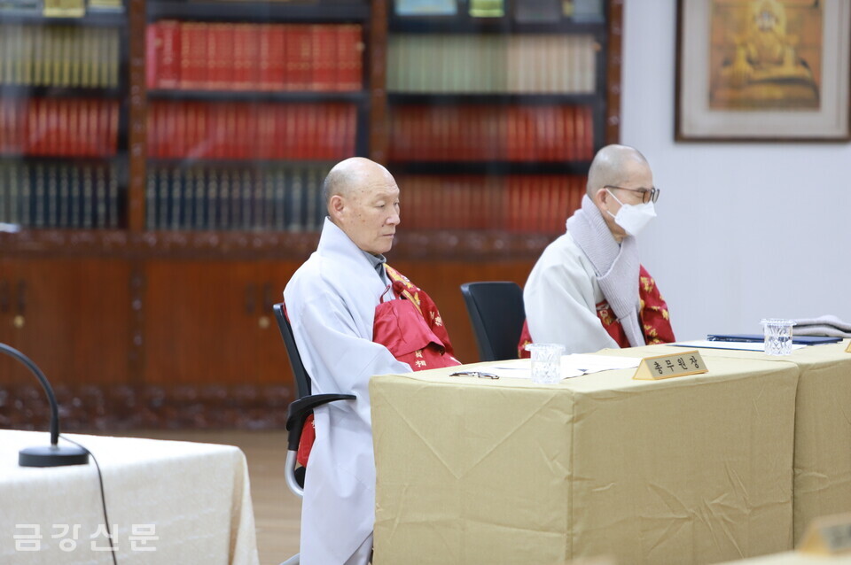 종의회에 참석한 총무원장 덕수 스님(왼쪽)과 감사원장 진덕 스님.