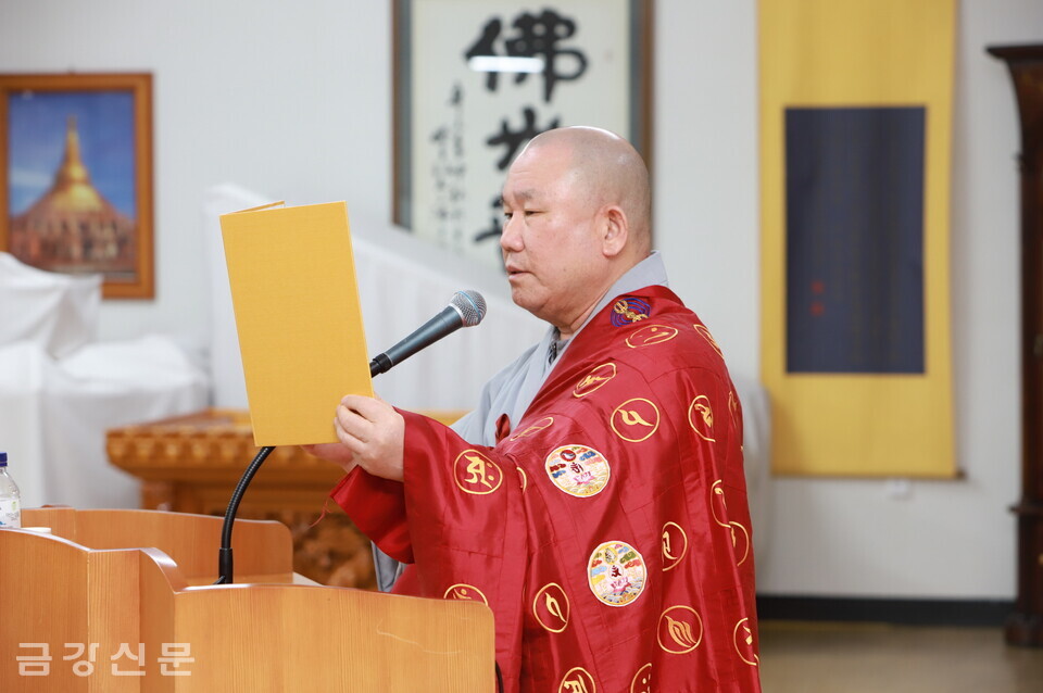 종의회부의장 경천 스님이 상월원각대조사 법어를 봉독하고 있다.