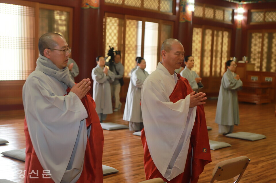 수료·입학식에 참서한 스님들이 삼귀의를 하고 있다.