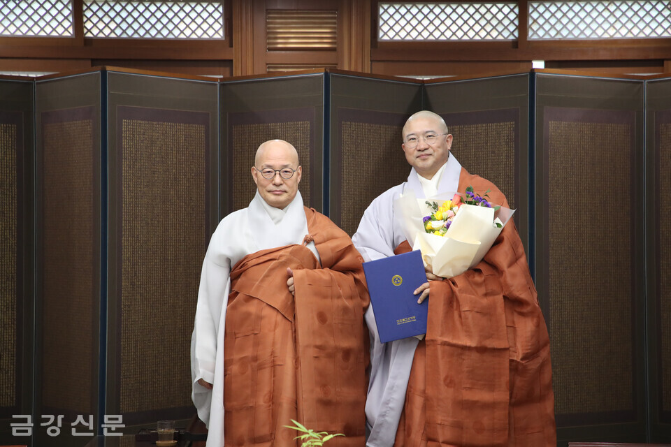 불교신문사 사장에 임명된 오심 스님(오른쪽).