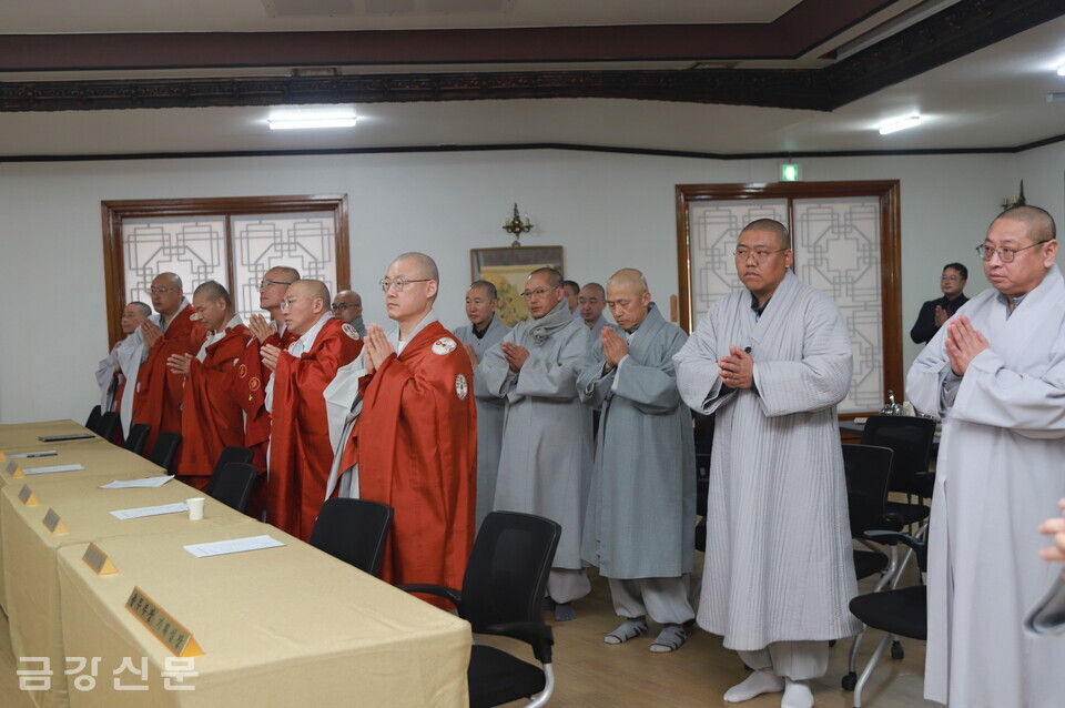 종의회에 참석한 스님들이 사홍서원을 하고 있다. 