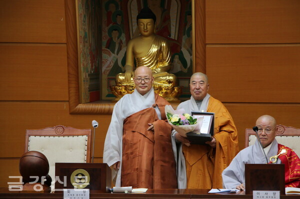 한일불교문화교류협의회장 진우 스님이 전 사무총장 향운 스님에게 감사패를 수여한 뒤 기념촬영을 하고 있다.