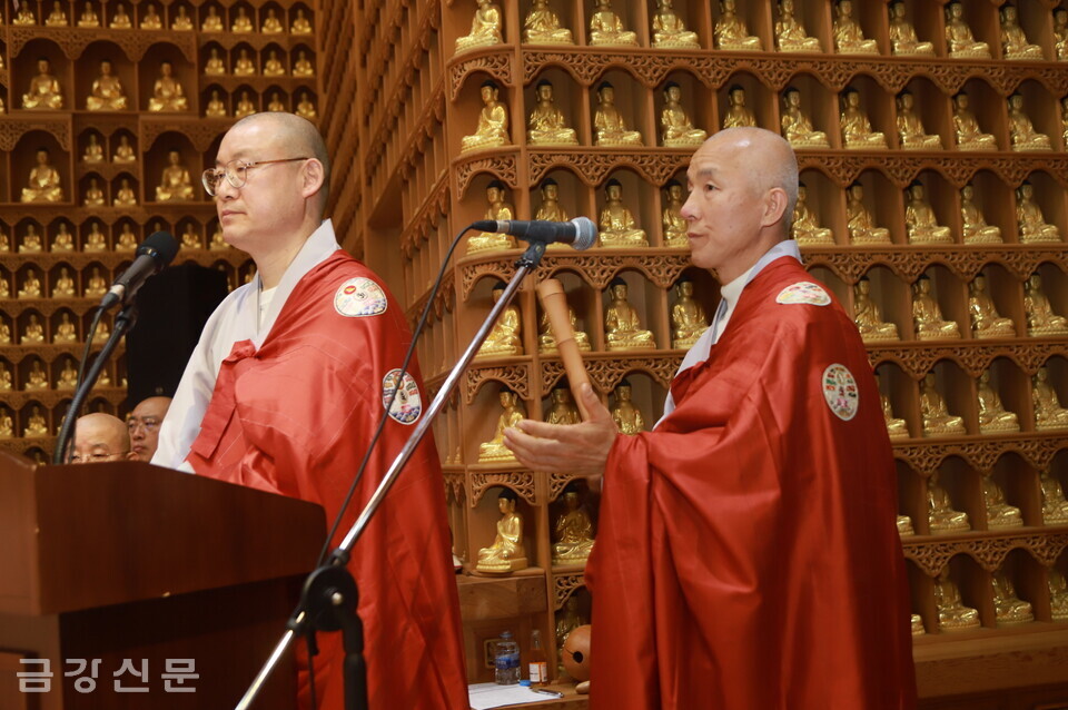 사회를 맡은 교무부장 도웅 스님(왼쪽)과 집전을 맡은 도언 스님.