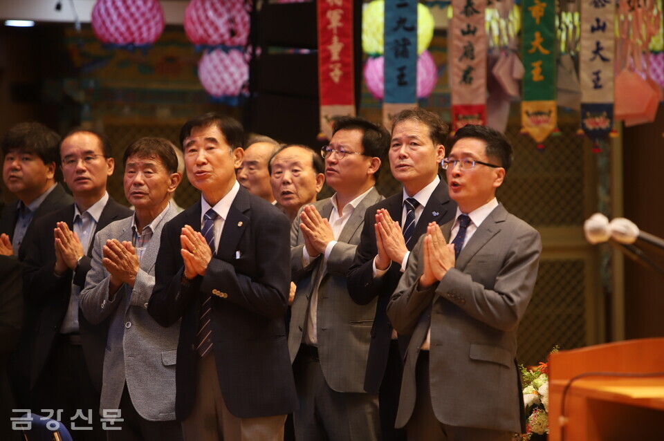 김영호 통일부장관, 김형동 천태종 중앙신도회장, 김보경 관문사 신도회장과 간부들이 삼귀의를 하고 있다.