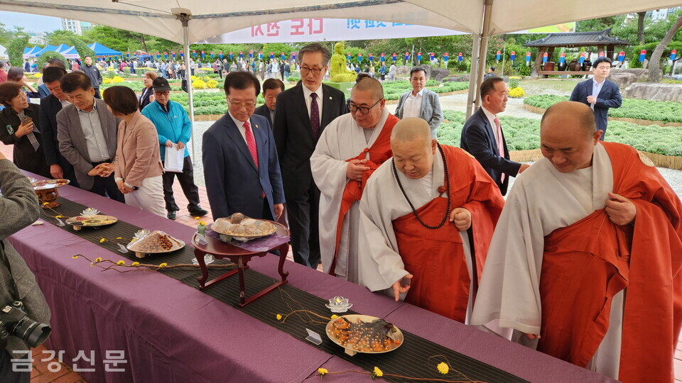 광수사 주지 갈수 스님(오른쪽에서 두 번째)를 비롯한 내빈들이 전통사찰음식 전시장을 둘러보고 있다.