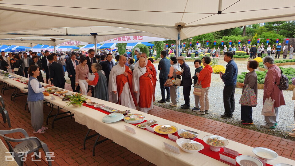 광수사 주지 갈수 스님(오른쪽에서 두 번째)를 비롯한 내빈들과 불자, ㅐ전시민들이 전통사찰음식 전시장을 둘러보고 있다.