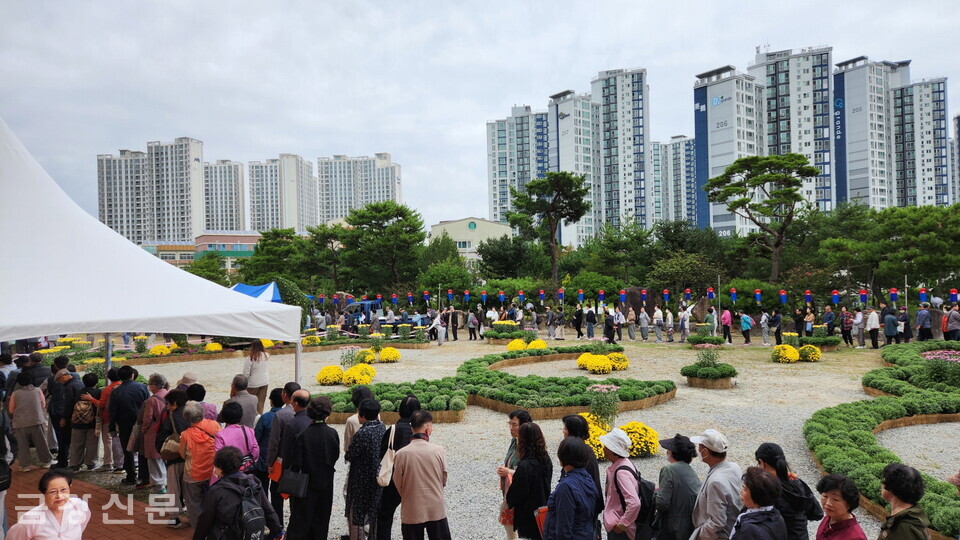 불자와 대전시민들이 광수사 마당에 설치된 전통사찰음식 전시장과 다도 전시회장, 국화를 둘러보고 있다.