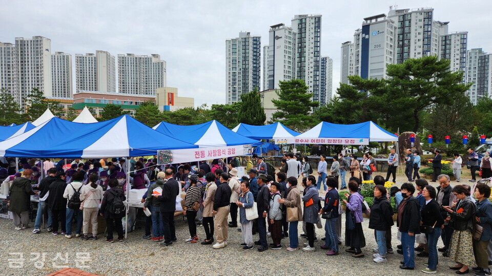 광수사 불자와 대전시민들이 전시된 전통사찰음식을 보기 위해 줄을 서 있다.