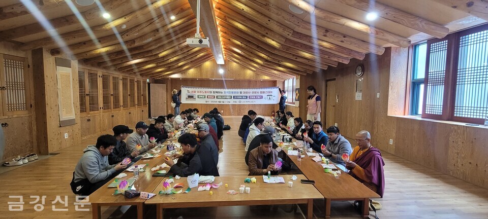 네팔 이주노동자들이 관문사에서 연꽃등 만들기 체험을 하고 있다.